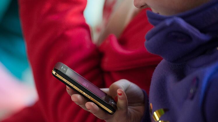 Der Fall einer Zwölfjährigen aus Bayern ruft die Polizei auf den Plan: Die Behörden warnen vor "Cybergrooming". Symbolbild: Armin Weigel/dpa