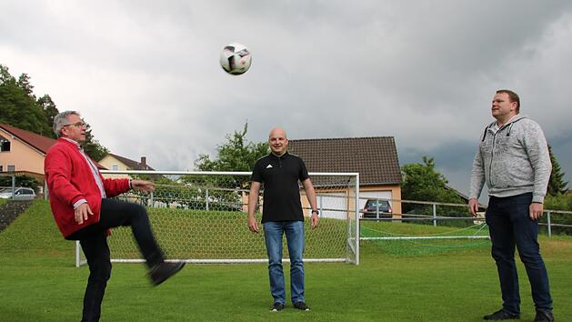 Die DJK will am Ball bleiben, auch wenn es keinen aktiven Fu&szlig;ballspielbetrieb mehr im Dorf gibt (von links: Ludwig Schm&ouml;ger, Michael Kastl und Manuel Schneider). Erhalten bleibt auch das Rasenspielfeld am Sportplatz. Heike Beudert
