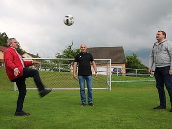 Die DJK will am Ball bleiben, auch wenn es keinen aktiven Fußballspielbetrieb mehr im Dorf gibt (von links: Ludwig Schmöger, Michael Kastl und Manuel Schneider). Erhalten bleibt auch das Rasenspielfeld am Sportplatz. Heike Beudert