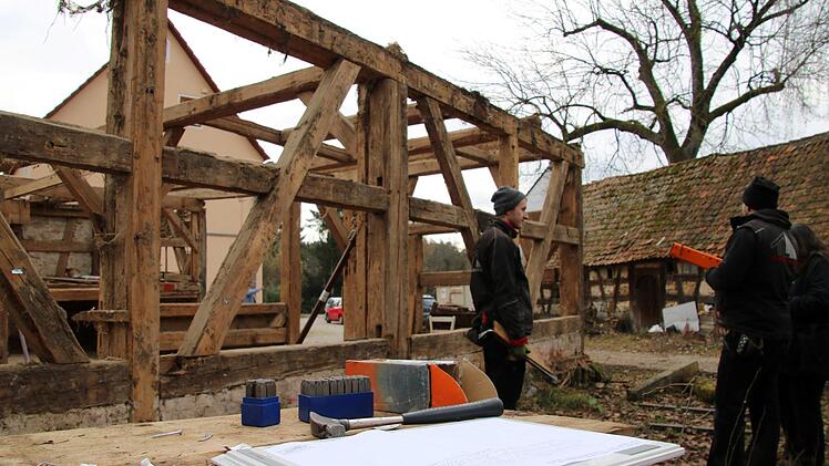 Jeder Holzbalken wird mit einer gestanzten Metallplakette markiert und alles wird dokumentiert. Foto: Ronald Heck