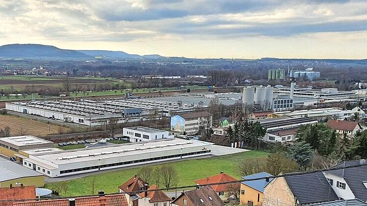 Der "allmilmö"-Komplex in Zeil (hinter der Bahnlinie) mag manchem im Vergleich zu der Geschäftigkeit in früheren Zeiten hier wie eine Industriebrache vorkommen. Er ist es aber nicht. Hier haben etliche Firmen Räume angemietet. Neu hinzugekommen ist jetzt eine Bamberger Unternehmung, die hier Holzbodenbeläge und den Versand unterbringen will. Foto: Brigitte Krause