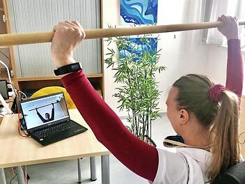 Sandra Meusel gibt hier einem Patienten über Skype Tipps zum Erhalt der Beweglichkeit der oberen Extremität. Fotos: Anne-Sophie Reichert