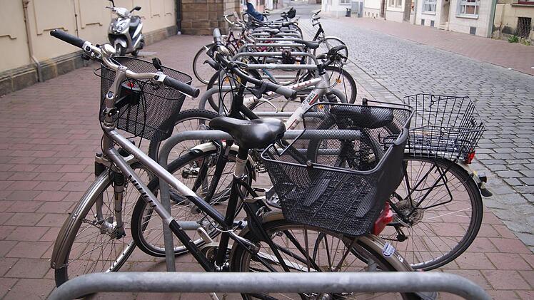 Sobald es draußen wärmer wird, startet die Fahrradsaison und Fahrradständer füllen sich. Foto: Lucie Homann