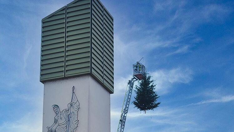 Er leuchtet wieder: Forchheims höchster Weihnachtsbaum. Foto: Freiwillige Feuerwehr Forchheim / Dominik Nögel
