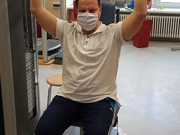 Oberbürgermeister Ingo Lehmann trainiert nach seiner Knieoperation täglich in der Stadtsteinacher Reha.      privatMail von s.tiroch
