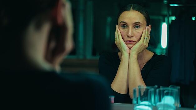 In ihrem Buch "Eine bessere Welt - Utopische Gedanken zur Klimakrise" fordert die Geologin Elena (Peri Baumeister) unter anderem ein CO2-Budget f&uuml;r jeden Einzelnen von uns. Ihre Thesen polarisieren und rufen einen Shitstorm hervor.