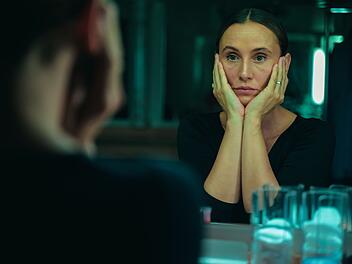 In ihrem Buch "Eine bessere Welt - Utopische Gedanken zur Klimakrise" fordert die Geologin Elena (Peri Baumeister) unter anderem ein CO2-Budget f&uuml;r jeden Einzelnen von uns. Ihre Thesen polarisieren und rufen einen Shitstorm hervor.