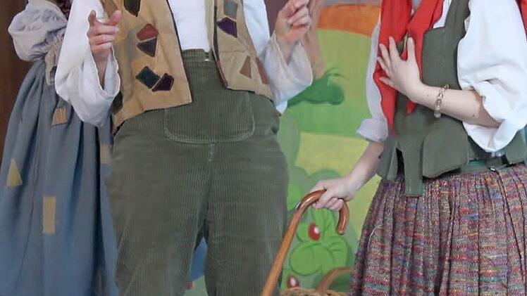 Hänsel (Claudia Fischer) und Gretel (Angela Mitterhofer) haben Angst vor der bösen Hexe (Qiaoyi Lai).