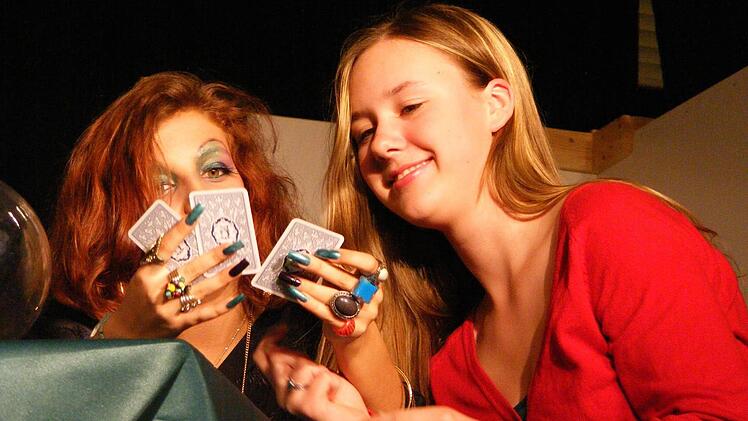 Ocean-Maya macht ein Praktikum bei Wahrsagerin Madame Petra - Kassandra Keks Kölmel (links) und Vivien Winkelheide
