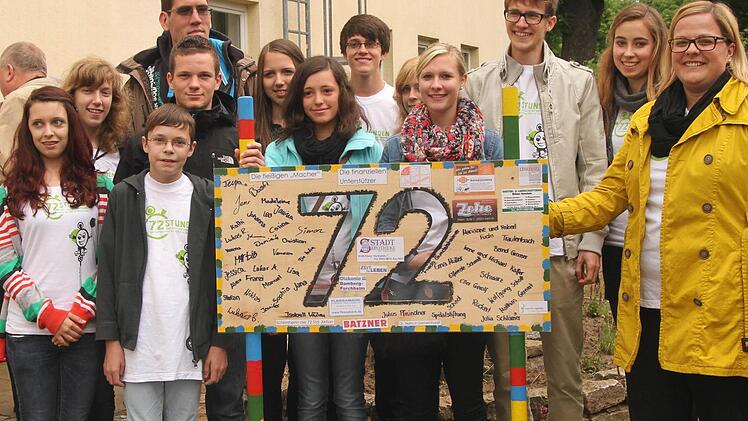 Diese Jugendgruppe vollbrachte die Tat, hier mit ihrem Gruppenleiter Dominik Baum (Dritter von rechts) und Schirmherrin Isabell Kuhn (rechts).