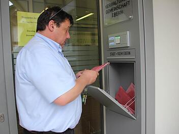 Punkt 18 Uhr - letzte Leerung: In der Stunde zuvor hatten nochmals 22 Wähler ihr Kuvert in den Briefkasten am Eberner Ämtergebäude eingeworfen. Michael Baiersdorfer fungierte als Postbote.  Foto: Ralf Kestel