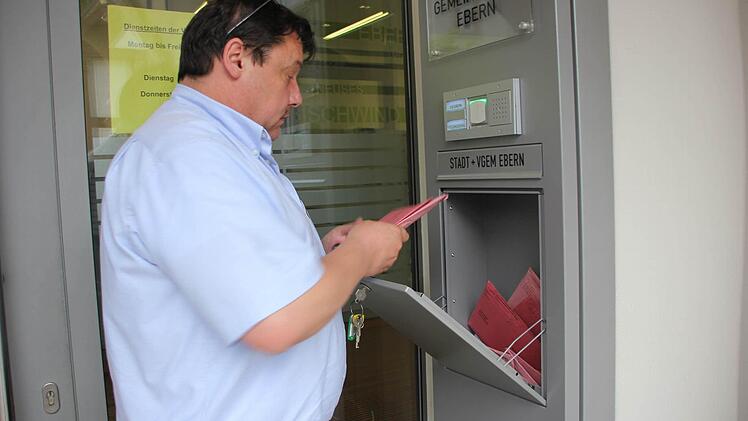 Punkt 18 Uhr - letzte Leerung: In der Stunde zuvor hatten nochmals 22 Wähler ihr Kuvert in den Briefkasten am Eberner Ämtergebäude eingeworfen. Michael Baiersdorfer fungierte als Postbote.  Foto: Ralf Kestel