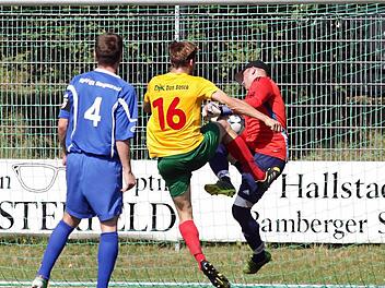 Mit einer waghalsigen Aktion rettet der Stegauracher Torwart Stefan Mühlfriedel gegen den DJKler Markus Schnitzer; Christian Ott (vorne) beobachtet die Szene. Fotos: sportpress