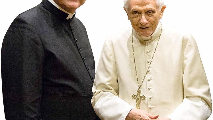 Der Papst ist oft Ziel von Karikaturisten. Hier ein Archivfoto vom Besuch Kilian Kemmers beim ehemaligen Past Benedikt Benedikt XVI..