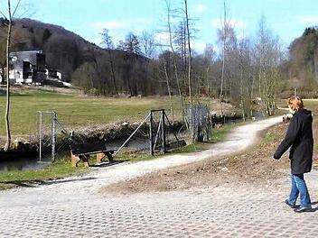 Für den Radwegebau beim Freibad gibt die Gemeinde 45 000 Euro aus.   Foto: Löwisch