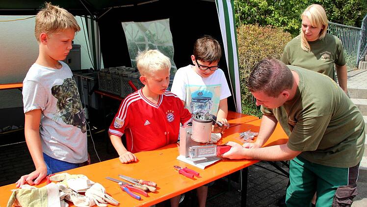 Bleigießen mit (von links) Jonas, Mike, Emanuel, Stefan und Anna.  Foto: Johanna Blum