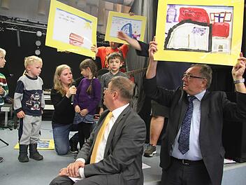Oberbürgermeister Henry Schramm und der stellvertretende Landrat Dieter Schaar zeigten sich beeindruckt, wie tiefsinnig die Gedanken der Kinder waren. Fotos: Sonja Adam