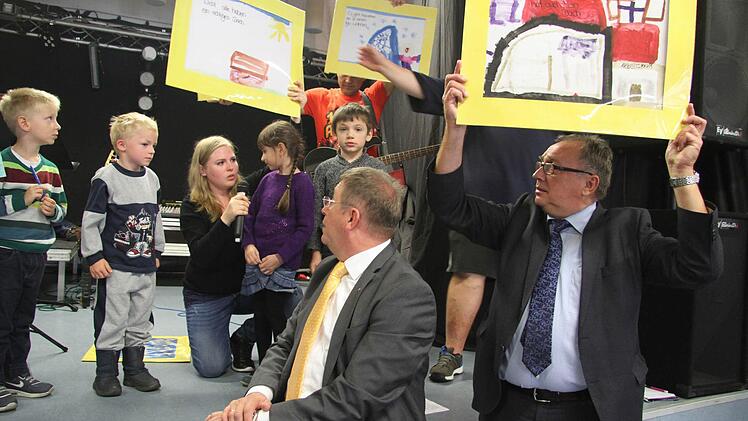 Oberbürgermeister Henry Schramm und der stellvertretende Landrat Dieter Schaar zeigten sich beeindruckt, wie tiefsinnig die Gedanken der Kinder waren. Fotos: Sonja Adam