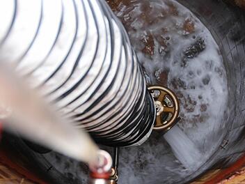 Der Runde Brunnen schüttet 600 Liter Wasser pro Minute. Um neue Leitungen zu verlegen und alte zu trennen, musste das Wasser abgepumpt werden. Foto: Benedikt Borst
