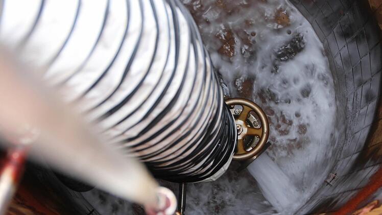 Der Runde Brunnen schüttet 600 Liter Wasser pro Minute. Um neue Leitungen zu verlegen und alte zu trennen, musste das Wasser abgepumpt werden. Foto: Benedikt Borst