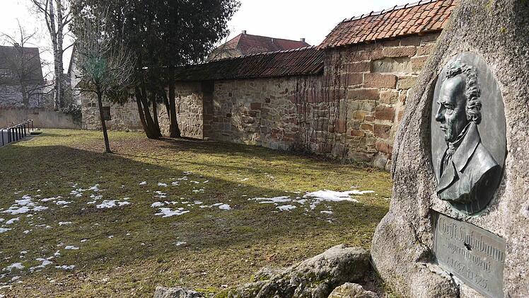 Hinter dem "Hohnbaum-Denkmal" wird noch heuer ein Spielplatz angelegt. Foto: Berthold Köhler