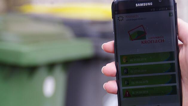 Das Handy zeigt an, welche M&uuml;lltonne f&uuml;r die Abfuhr bereitgestellt werden muss. Foto: Marco Mei&szlig;ner