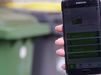 Das Handy zeigt an, welche Mülltonne für die Abfuhr bereitgestellt werden muss. Foto: Marco Meißner