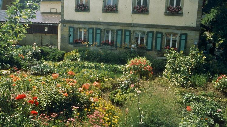50er Jahre: Bauerngarten mit Rosen, Stauden, Gemüse Foto: Archiv