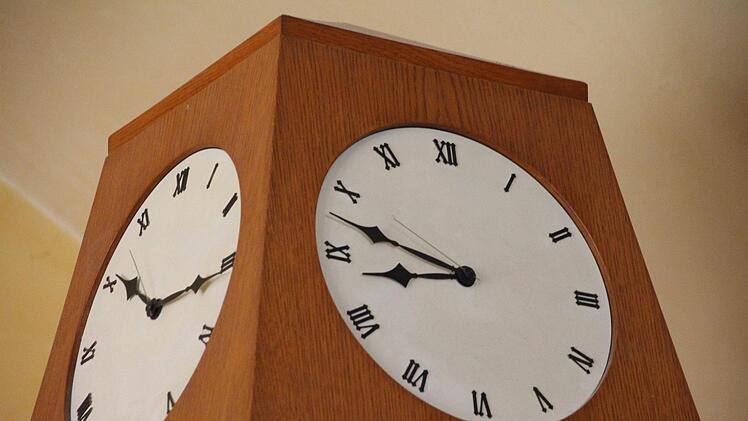 Die Uhr geht noch, aber unterschiedlich. Foto: Simone Bastian