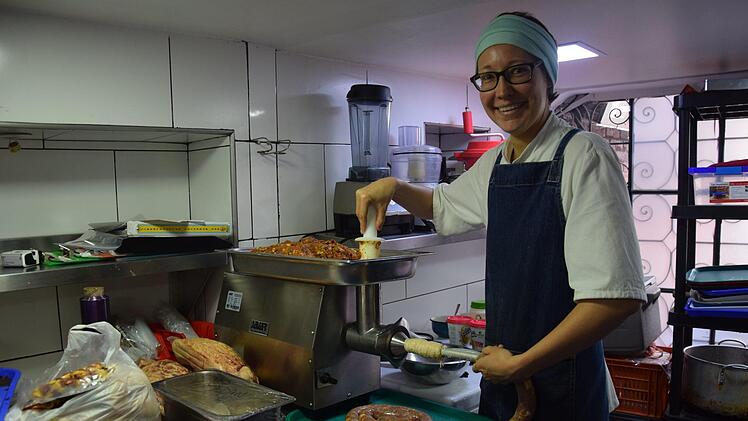 Auch Wurstmachen fiel w&auml;hrend ihrer zweij&auml;hrigen Reise in ihr Aufgabenfeld.Magdalena Koch