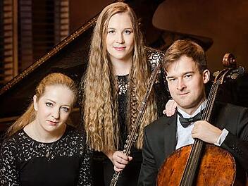 Der Cellist Indrek Leivategija, die estnische Flötistin Heili Rosin (Mitte) und Tatjana Chernichka am Klavier eröffnen die 30. Saison der Kammerkonzerte in Kloster Banz. Foto: PR