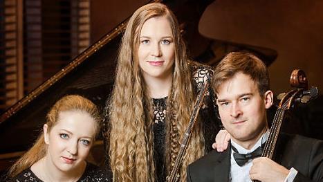 Der Cellist Indrek Leivategija, die estnische Flötistin Heili Rosin (Mitte) und Tatjana Chernichka am Klavier eröffnen die 30. Saison der Kammerkonzerte in Kloster Banz. Foto: PR