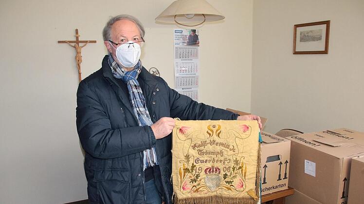 Der Euerdorfer Bürgermeister Peter Bergel zeigt ein Fundstück. Ralf Ruppert