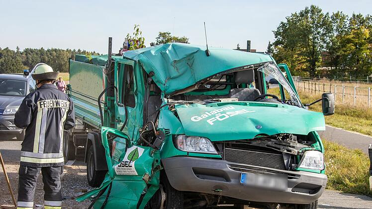 Transporter und Traktor kollidieren