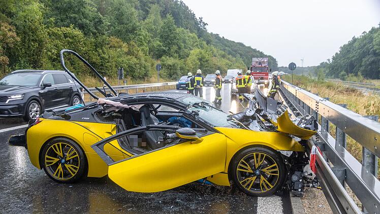 Sportwagen-Fahrer lebensgefährlich verletzt