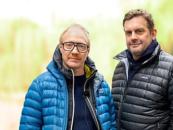 Erkunden wieder spannende Orte im Freistaat: Simon Schwarz (links) und Sebastian Bezzel.