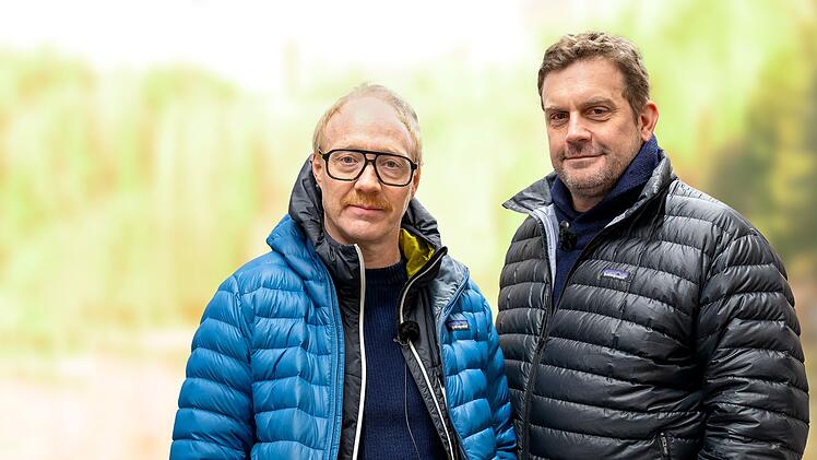 Erkunden wieder spannende Orte im Freistaat: Simon Schwarz (links) und Sebastian Bezzel.