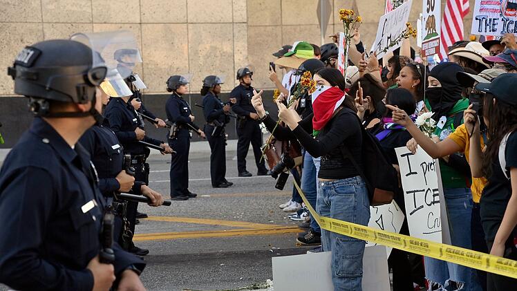 Demonstranten geben auf der Stra&szlig;e ihre Meinung kund: "No Kings"-Demonstration am am 18. Oktober 2025.