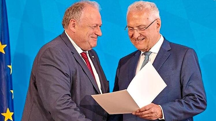 Walter Nussel (links) wurde von Innen- und Kommunalminister Joachim Herrmann mit der Kommunalen Verdienstmedaille in Silber ausgezeichnet.Andrea Beier