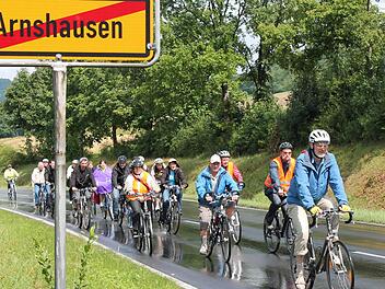 Mehrmals ist die Interessengemeinschaft Radweg von Arnshausen vor das Bad KissingerRathaus gestrampelt, um mit dieser Demonstration auf das Fehlen des dringend gebrauchten Radweges aufmerksam zu machen. Am 8. Mai wollen sie wieder fahren. Foto: Archiv