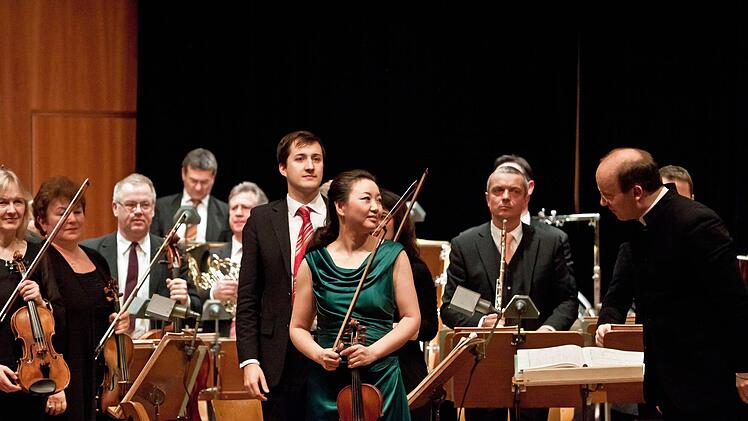 Applaus für Megumi Ikeda als Solistin und das Philharmonische Orchester des Landestheaters.