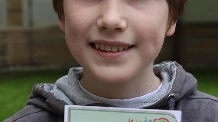 Benjamin (9) zeigt stolz seinen Studentenausweis.  Foto: Häggberg