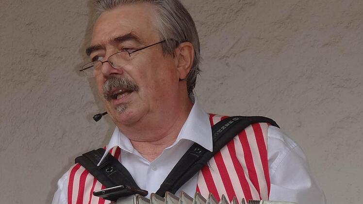 Der in Fürth lebende Club-Fan Michael A. Tomis hat es aufgrund der genannten Konstellation nicht leicht im Leben. Für Ebern packte er seine besten Nummern ein, doch leider ließ er sie ganz zufällig daheim liegen. Trotzdem war sein Auftritt oscarreif!