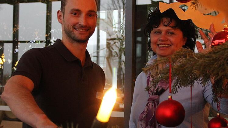Weihnachten, Silvester und Neujahr: Steve Adler und Elke Seifert-Kaess arbeiten in der Kisssalis-Therme, wenn andere frei haben.  Foto: Benedikt Borst