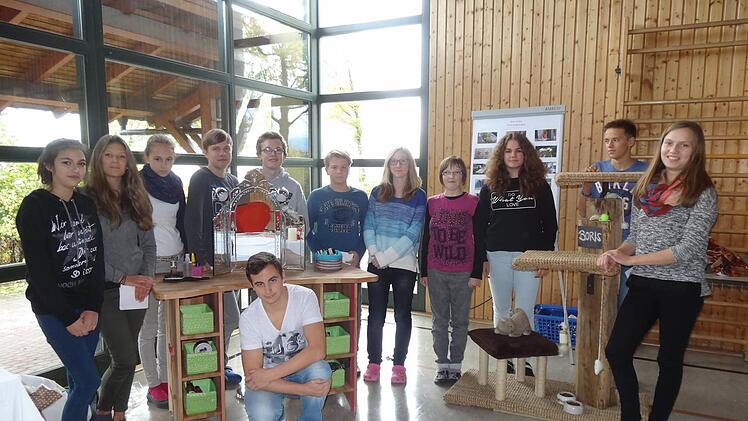 Präsentation der Abschlussarbeiten der Schüler der neunten Klasse der Montessorischule "Rhön-Saale". Foto: Marion Eckert