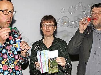 Pastoralreferent Josef Ellner und die evangelischen Seelsorger Pfarrerin Anja Bautz und Pfarrer Helmuth Bautz stellten das Jahresprogramm der Kur- und Urlauberseelsorge vor. Foto: Gerda Völk