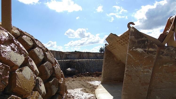DieWand (im Hintergrund) fliegt in die Luft. Foto: Petra Malbrich
