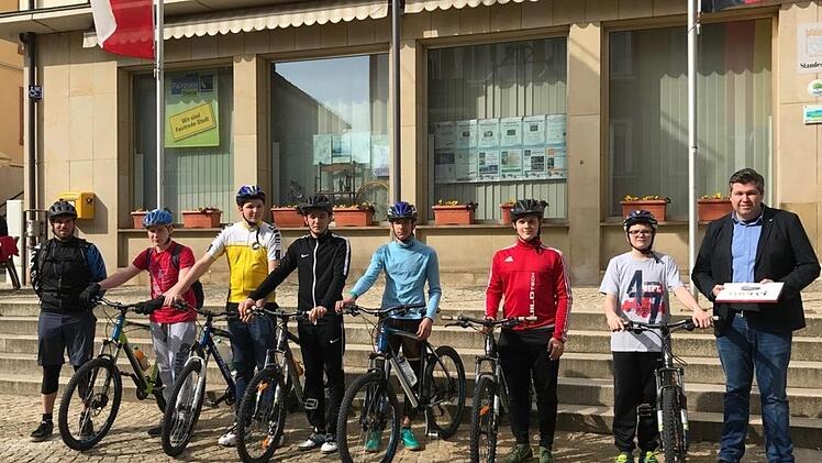 Der Gesch&auml;ftsleiter der Stadt Bad Br&uuml;ckenau, Michael Worschech (rechts), &uuml;bergab die R&auml;der an Lehrer Andr&eacute; Dippacher und die Jungs. Foto: Privat