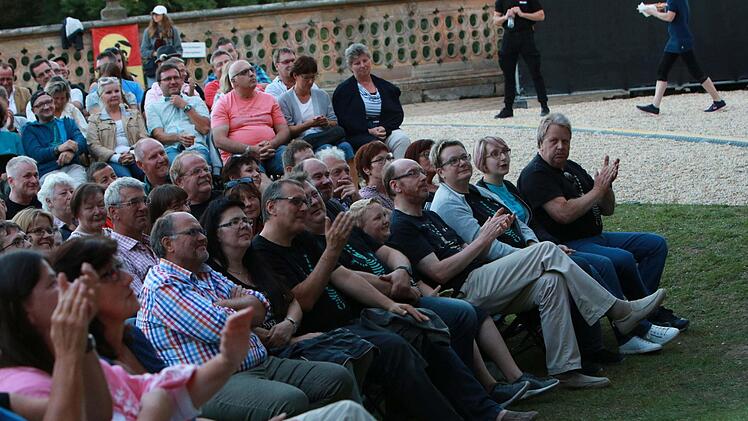 Wie Hans-Jürgen Buchner und seine Band Haindling ihr Konzert beim Tambacher Sommer zum ebenso gelungenen wie nachdenklich stimmenden Abend werden lassen.