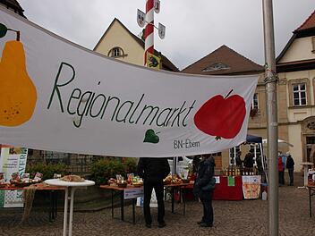 Am Platz um den Neptunbrunnen war der Regionalmarkt des BN. Hier konnte man nicht nur allerlei Produkte rund um den Apfel erwerben sondern auch eigene Äpfel zur Bestimmung vorzeigen.Katharina Becht